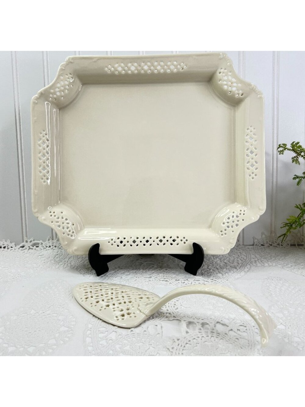 Twos Company Thatcham Creamware Perforated Serving Tray & Cake Server Cottage